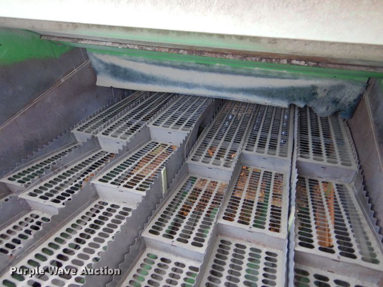 image for item LG9304 1982 John Deere 8820  combine