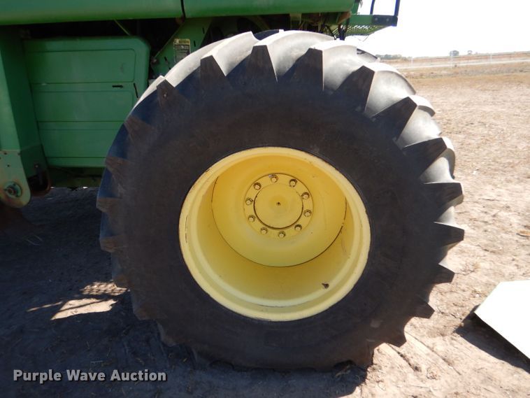 image for item LG9304 1982 John Deere 8820  combine
