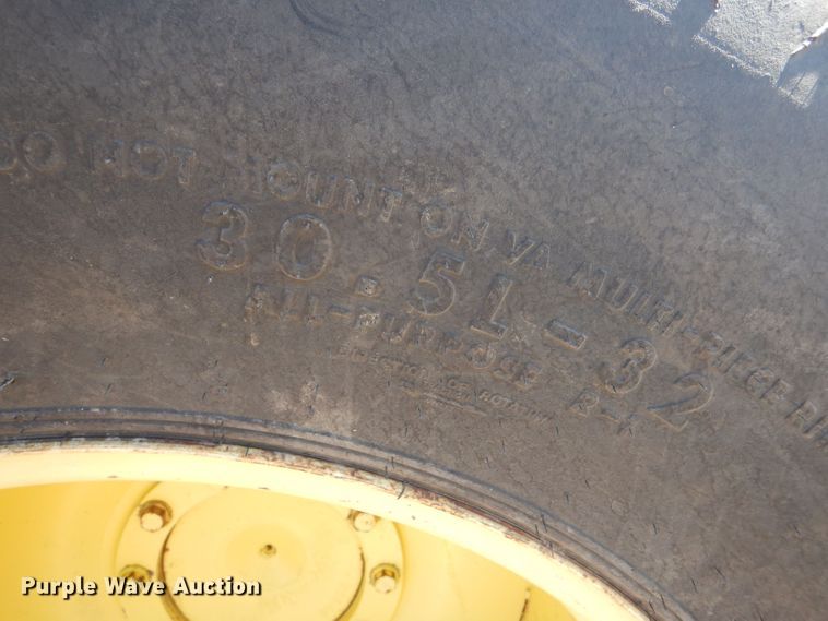 image for item LG9304 1982 John Deere 8820  combine