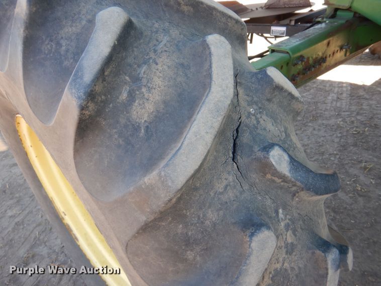 image for item LG9304 1982 John Deere 8820  combine