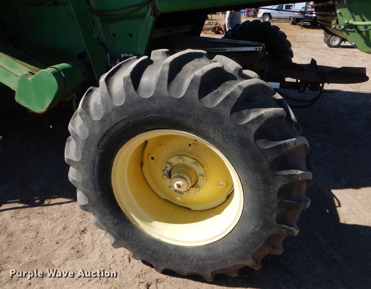 image for item LG9304 1982 John Deere 8820  combine