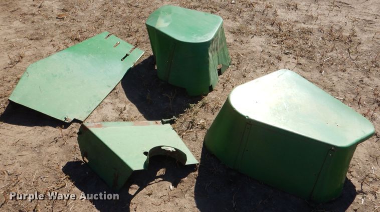 image for item LG9304 1982 John Deere 8820  combine