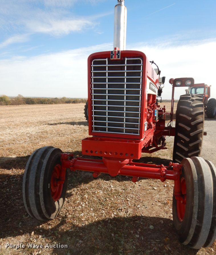 image for item LG9789 1970 International Farmall 856  tractor