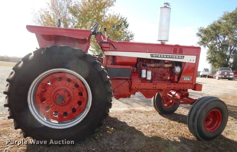 image for item LG9789 1970 International Farmall 856  tractor