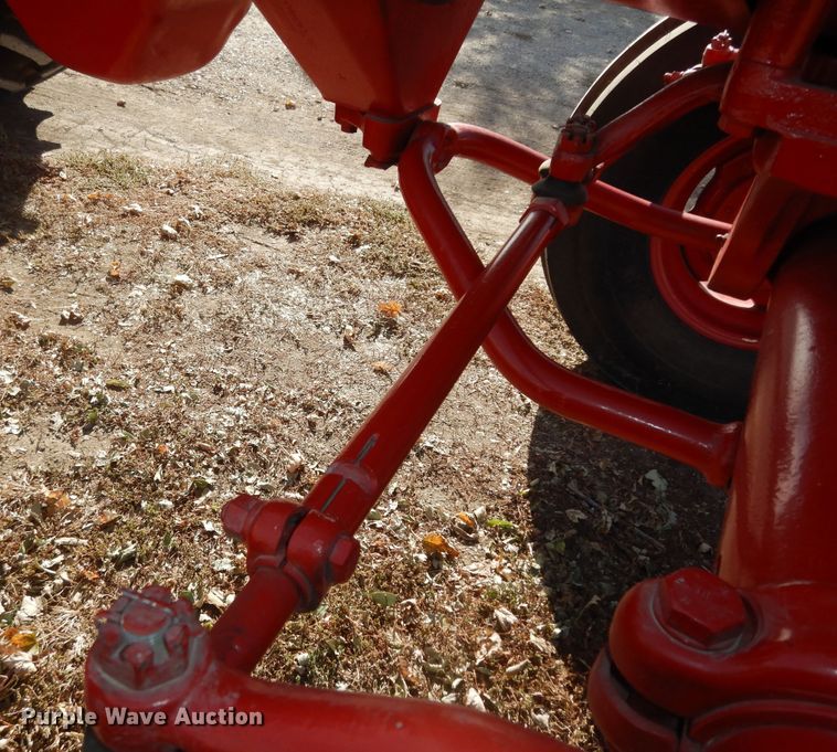 image for item LG9789 1970 International Farmall 856  tractor