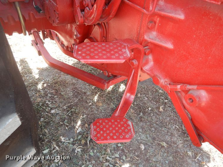 image for item LG9789 1970 International Farmall 856  tractor