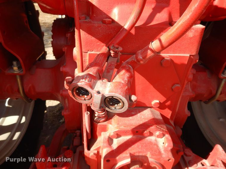 image for item LG9789 1970 International Farmall 856  tractor