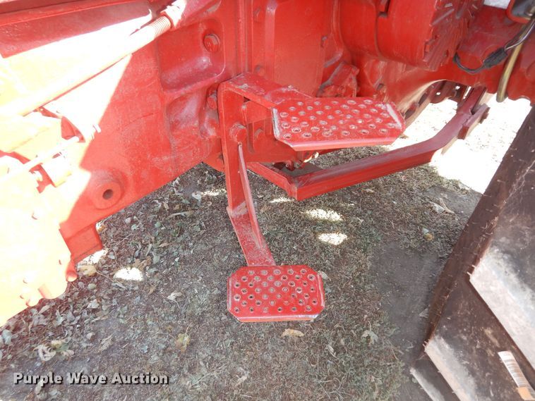 image for item LG9789 1970 International Farmall 856  tractor