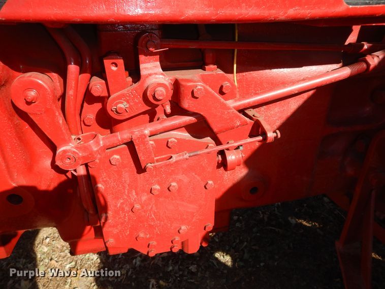 image for item LG9789 1970 International Farmall 856  tractor