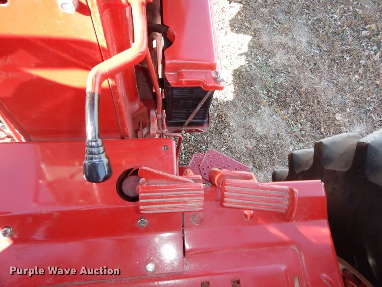 image for item LG9789 1970 International Farmall 856  tractor