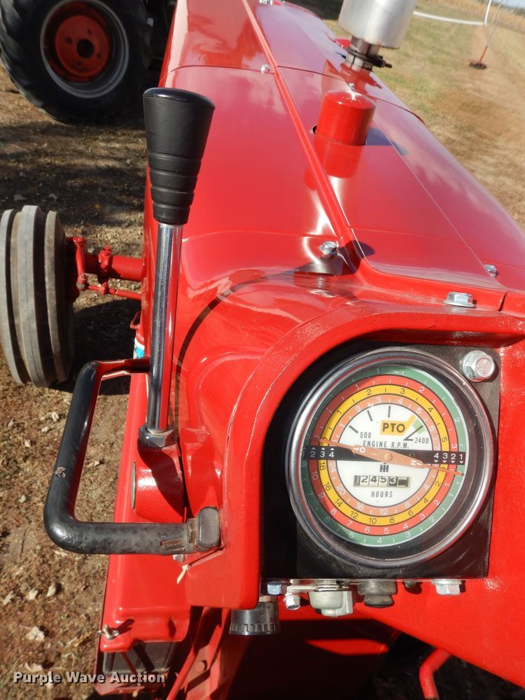 image for item LG9789 1970 International Farmall 856  tractor