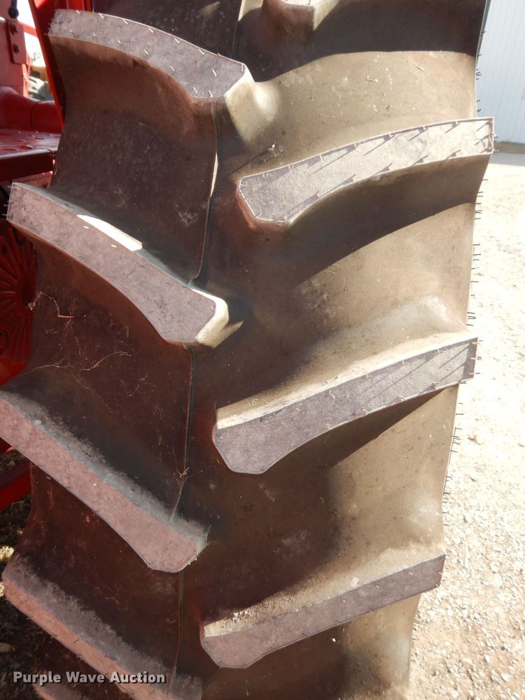 image for item LG9789 1970 International Farmall 856  tractor