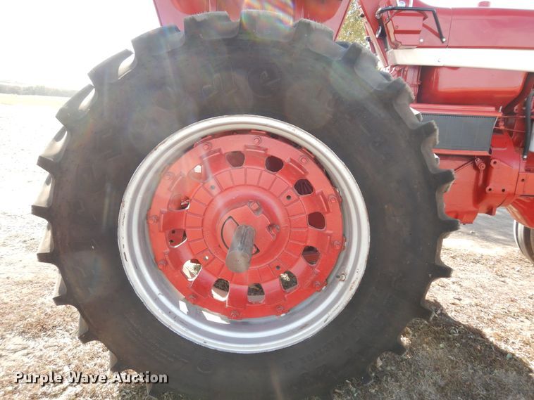 image for item LG9789 1970 International Farmall 856  tractor