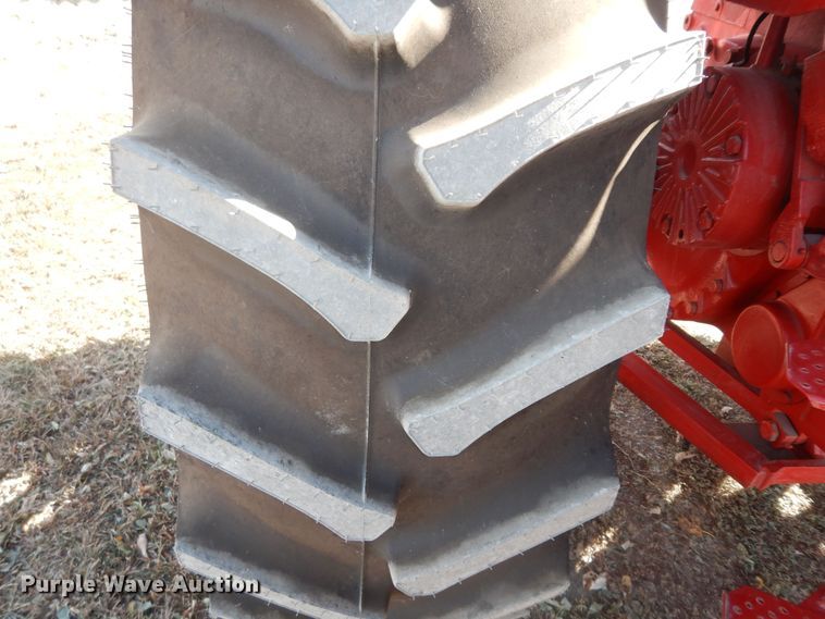 image for item LG9789 1970 International Farmall 856  tractor