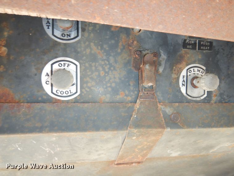 image for item LG9791 1972 Allis Chalmers 200  tractor