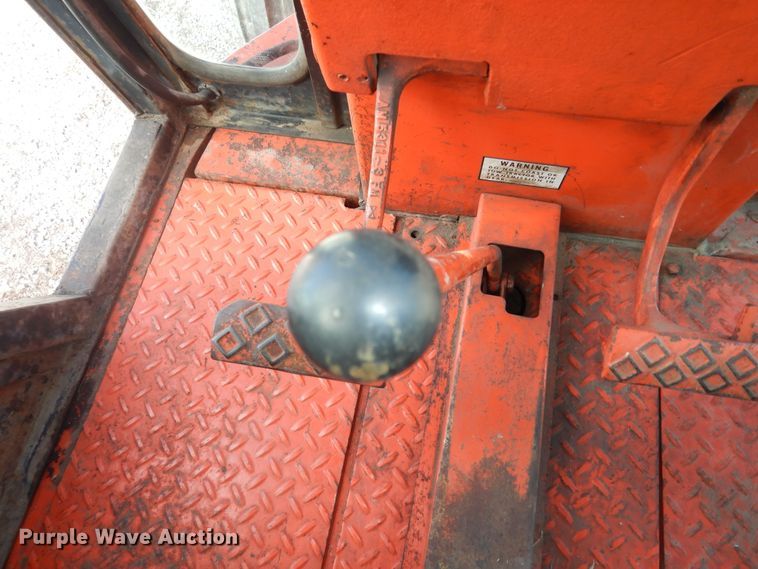 image for item LG9791 1972 Allis Chalmers 200  tractor