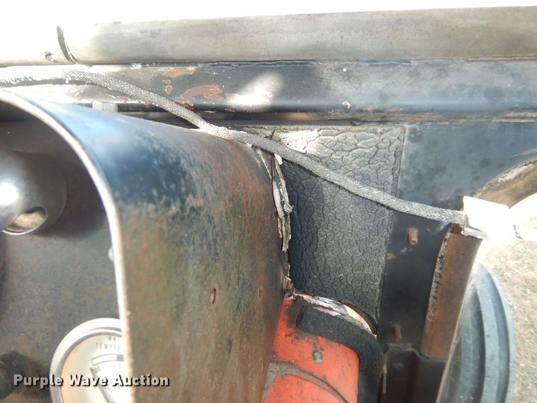 image for item LG9791 1972 Allis Chalmers 200  tractor