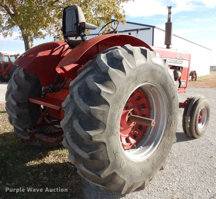 image for item LG9792 1968 International Harvester 856  tractor