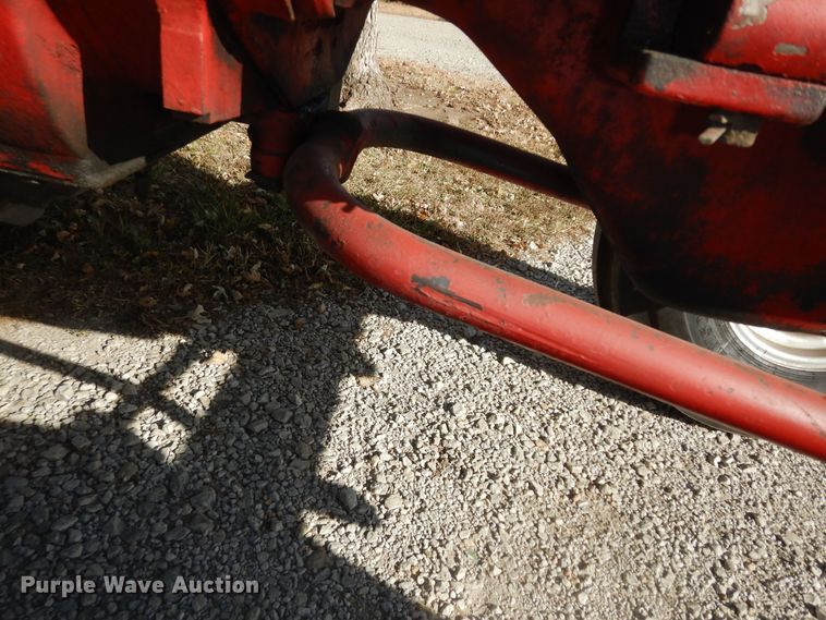 image for item LG9792 1968 International Harvester 856  tractor