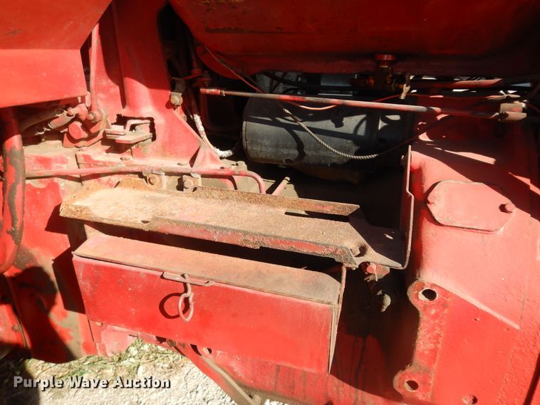 image for item LG9792 1968 International Harvester 856  tractor