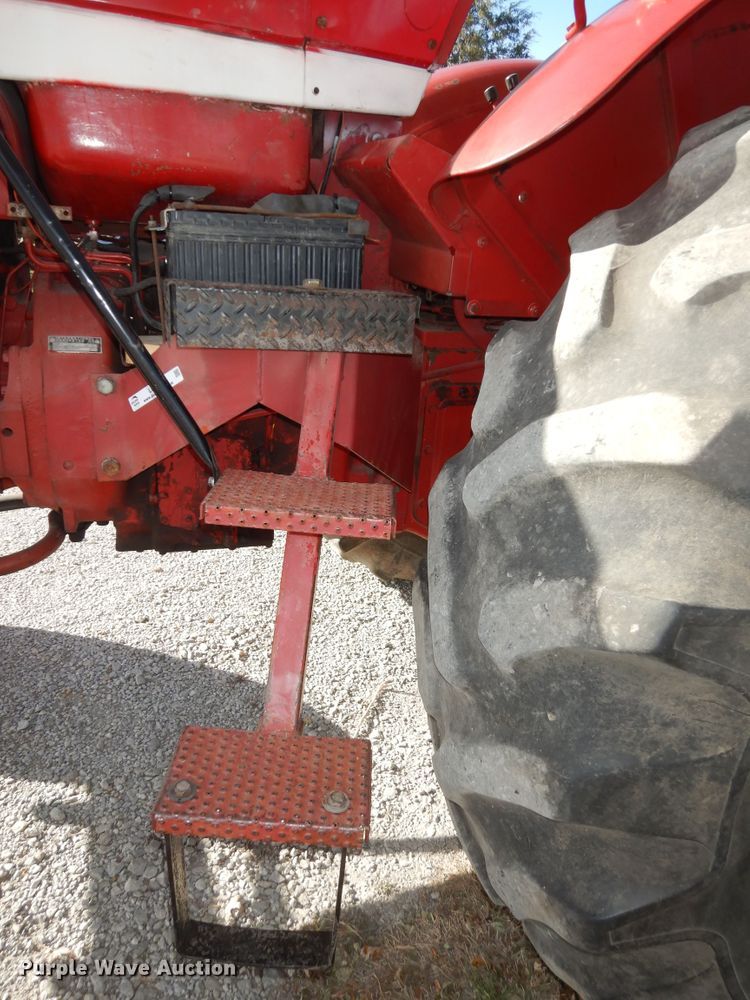 image for item LG9792 1968 International Harvester 856  tractor