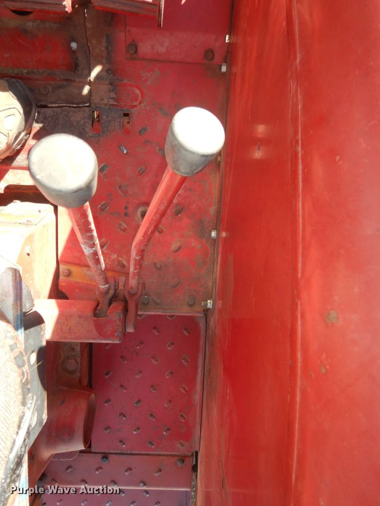 image for item LG9792 1968 International Harvester 856  tractor