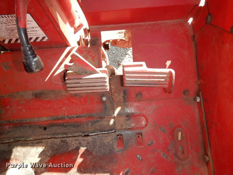 image for item LG9792 1968 International Harvester 856  tractor