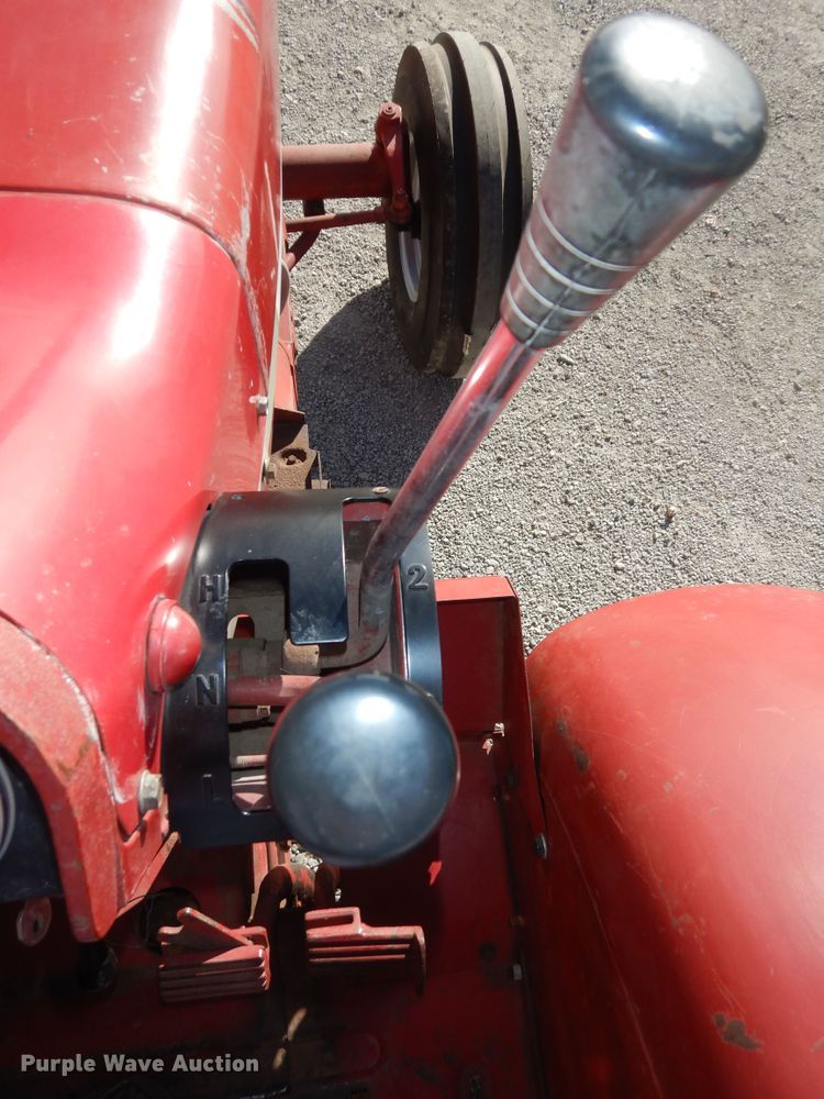 image for item LG9792 1968 International Harvester 856  tractor