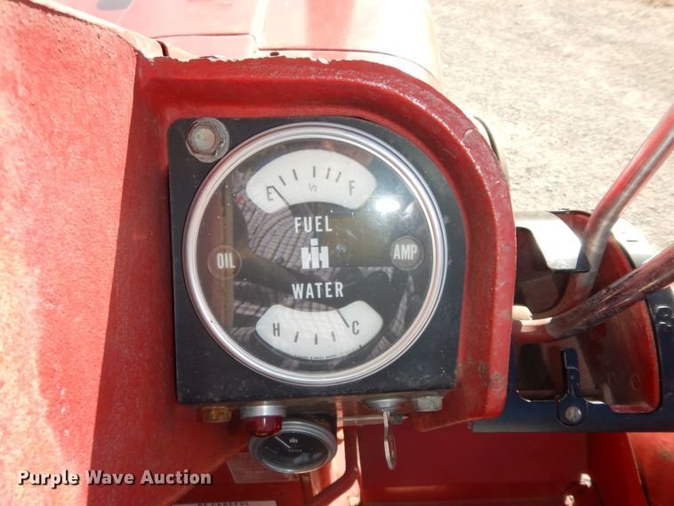 image for item LG9792 1968 International Harvester 856  tractor
