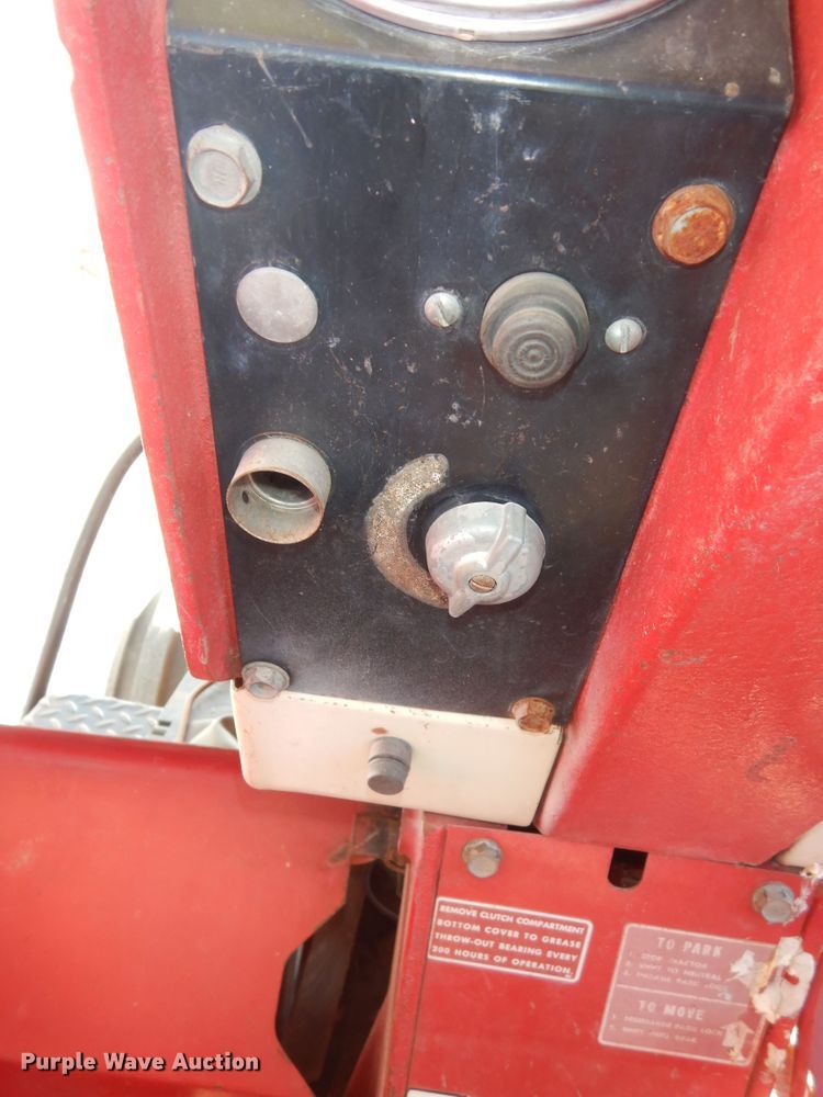 image for item LG9792 1968 International Harvester 856  tractor