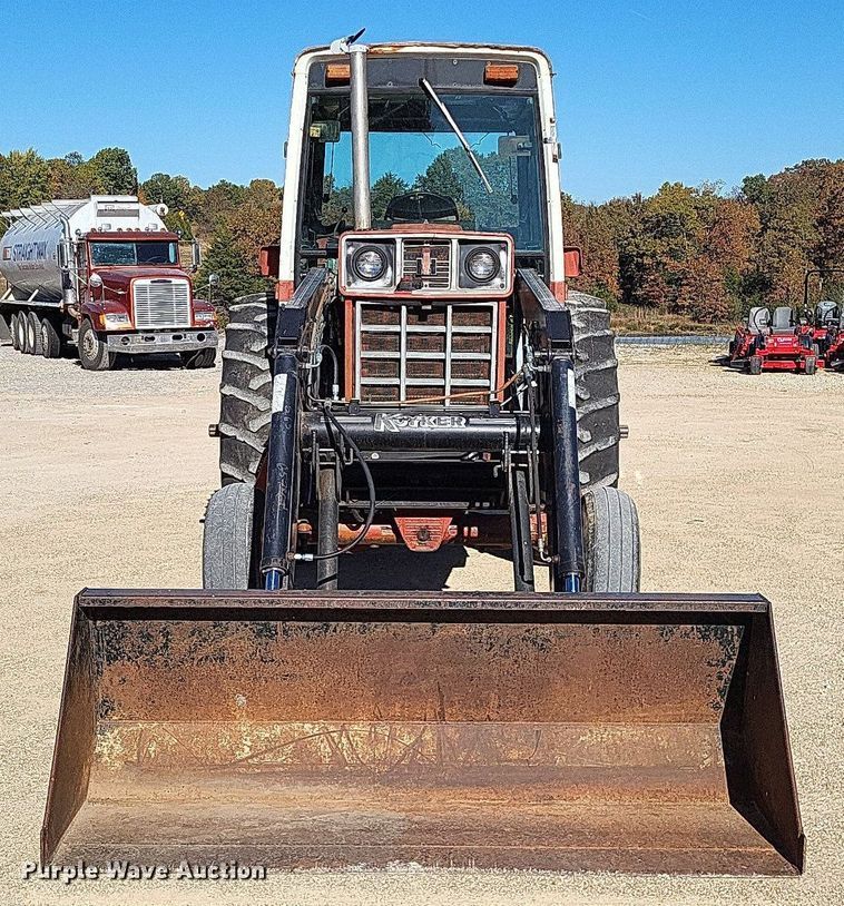 image for item LR9034 International 986  tractor