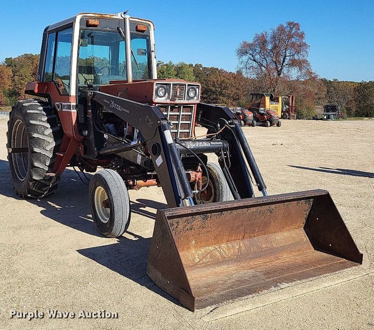 image for item LR9034 International 986  tractor