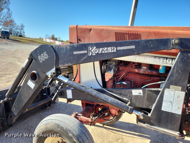 image for item LR9034 International 986  tractor