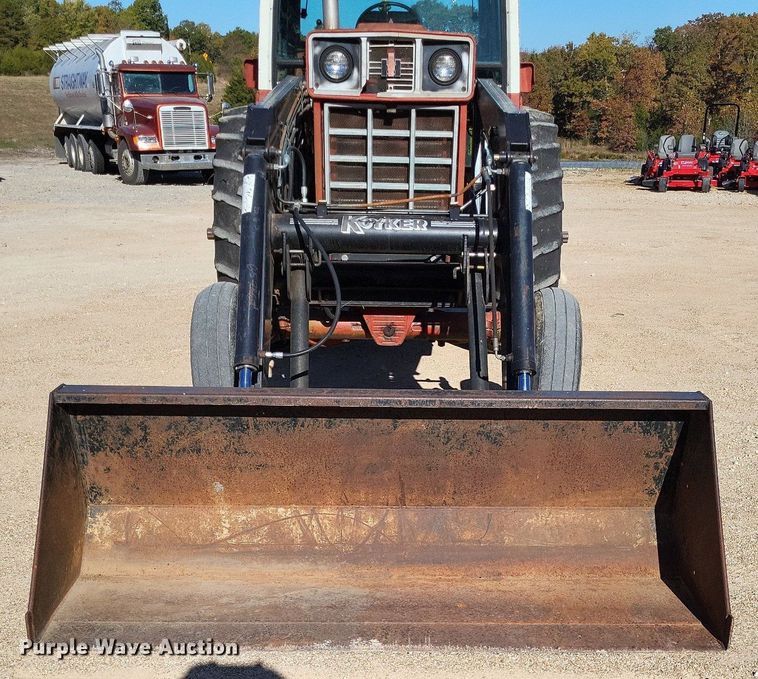 image for item LR9034 International 986  tractor