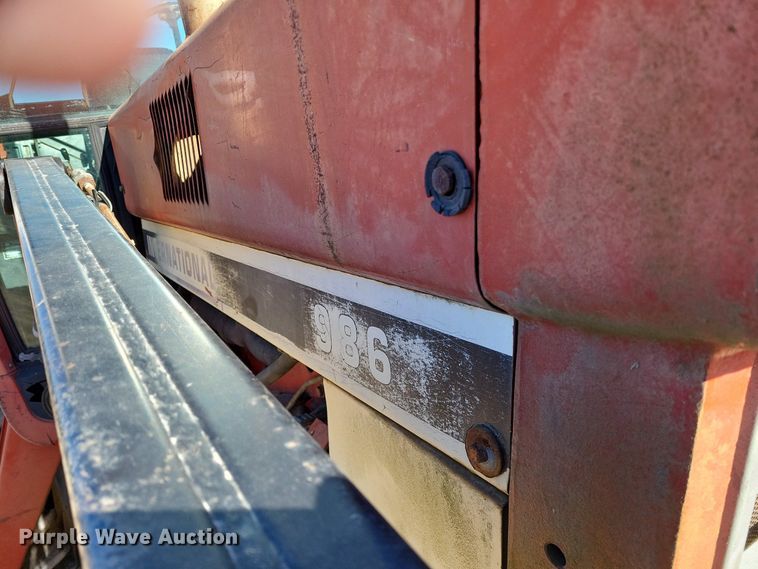 image for item LR9034 International 986  tractor