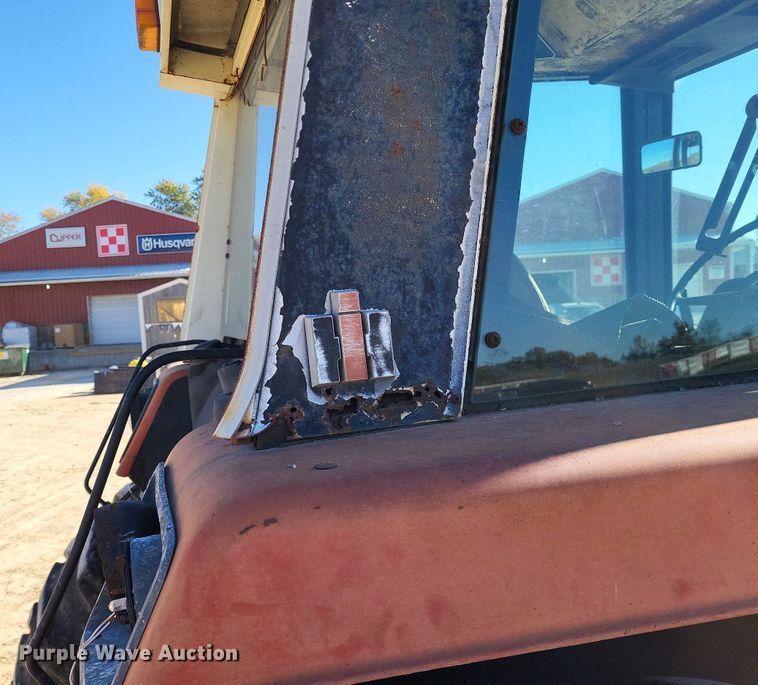 image for item LR9034 International 986  tractor