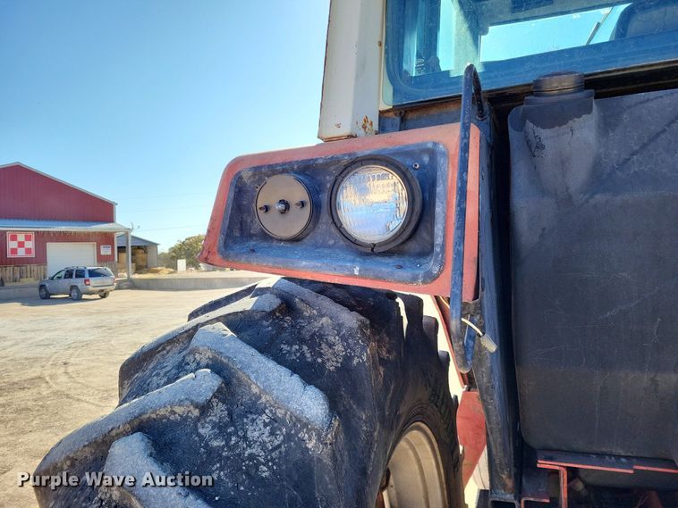 image for item LR9034 International 986  tractor