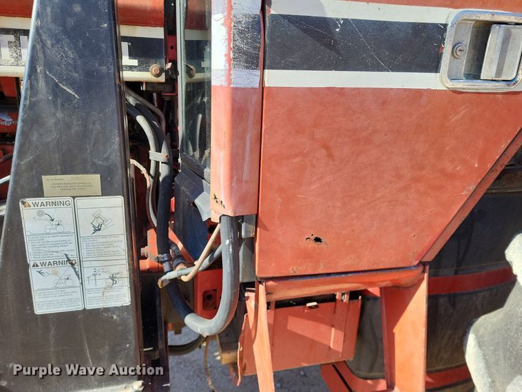 image for item LR9034 International 986  tractor