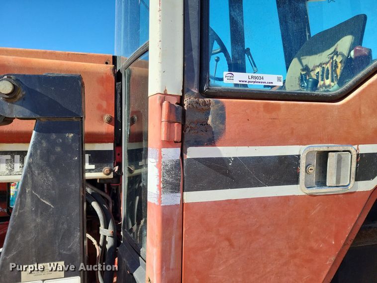 image for item LR9034 International 986  tractor