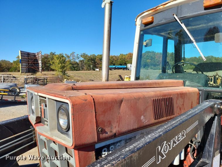image for item LR9034 International 986  tractor