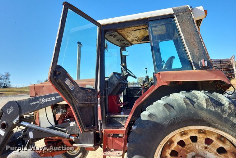 image for item LR9034 International 986  tractor
