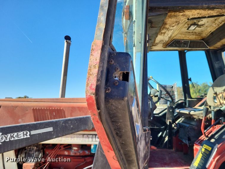 image for item LR9034 International 986  tractor