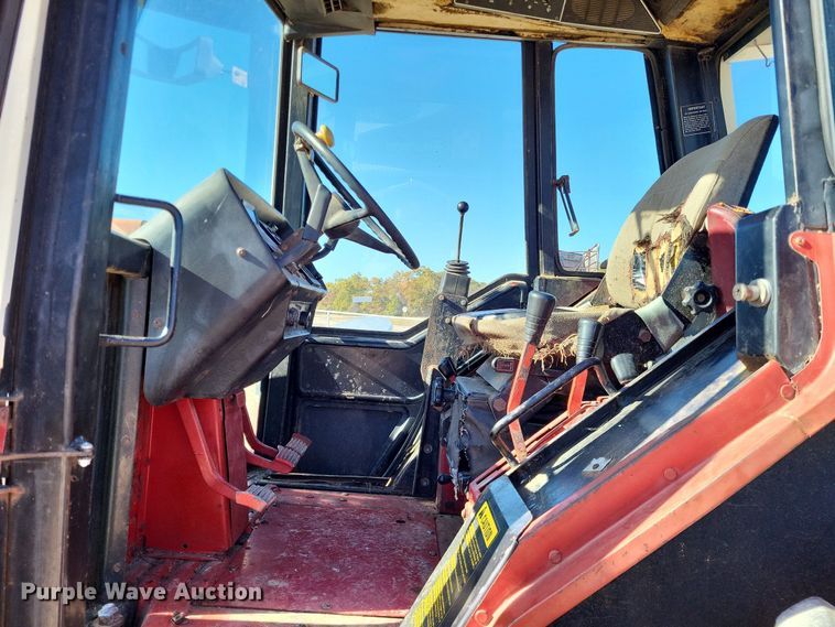 image for item LR9034 International 986  tractor