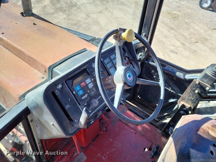 image for item LR9034 International 986  tractor