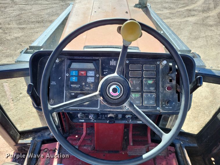 image for item LR9034 International 986  tractor