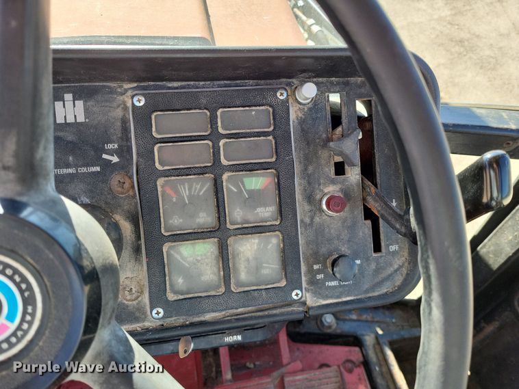 image for item LR9034 International 986  tractor