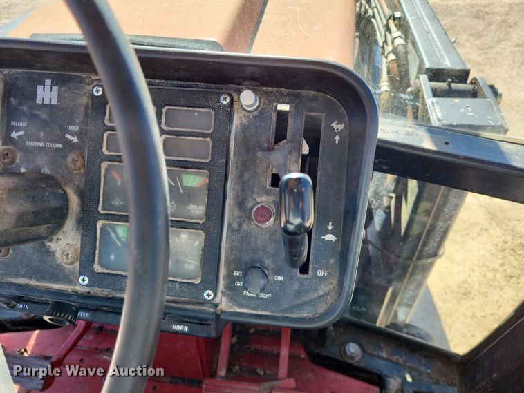 image for item LR9034 International 986  tractor