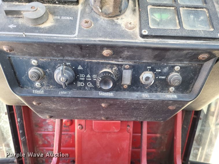 image for item LR9034 International 986  tractor