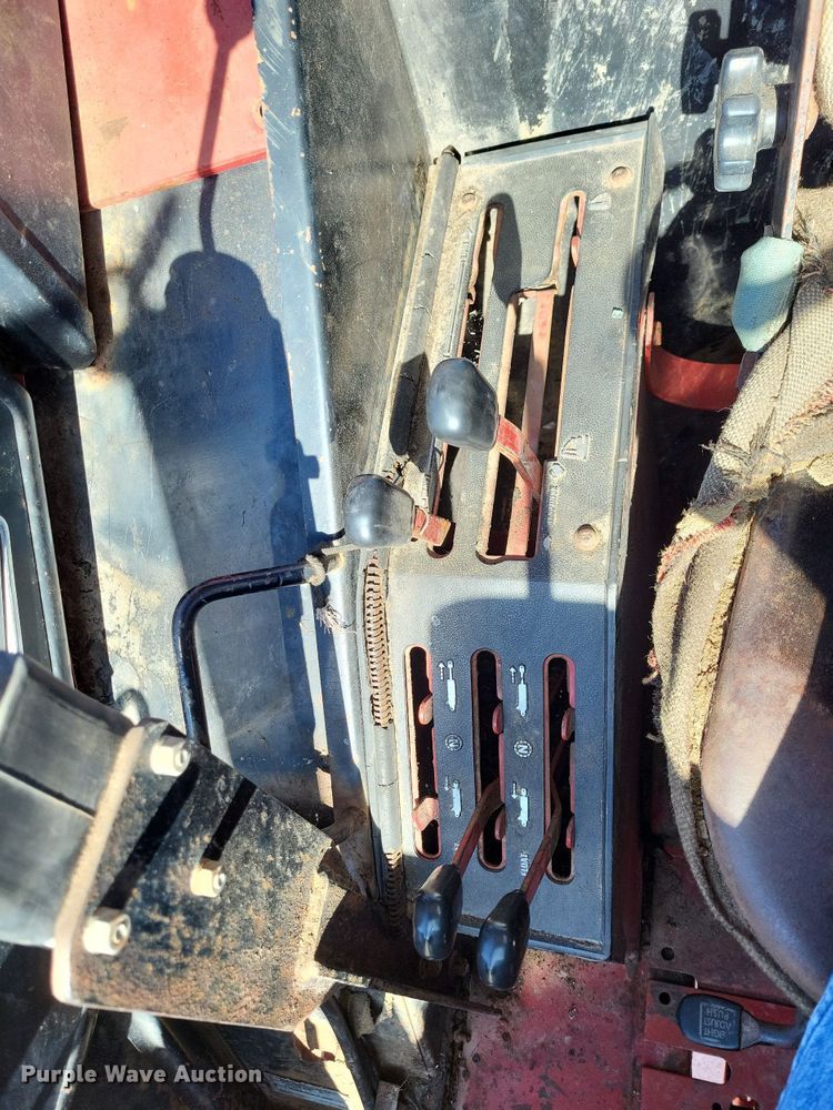 image for item LR9034 International 986  tractor