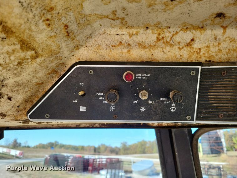 image for item LR9034 International 986  tractor